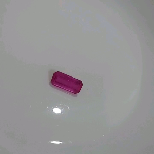 พลอยทับทิมแท้ สีชมพู สวยหวาน น้ำหนัก 8.5 กะรัต ขนาด 0.5 × 1.5 ซม. เนื้อสะอาด สีสวย ไฟดี เม็ดใหญ่ รูปทรงแปลกตา เหมาะสำหรับทำจี้สร้อยคอ เข็มกลัด หัวแหวนทรงแฟนซี