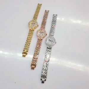 นาฬิกาผู้หญิง Royal Crown ( 100%) นาฬิกาประดับเพชรมีสีเงินทอง & โรสโกลด์หน้าปัดมุกสวยหรูระบบถ่านกันน้ำจัดส่งพร้อมกล่องครบ 1 ปี บัตรับประกัน 1 ปี