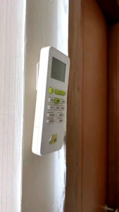 Tempelan Hook Remote Ac Tembok Rak Gantungan Dinding serbaguna isi 2