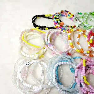 กำไลลูกปัด กำไลข้อมือ ตั้งไปสู่ให้เป็นสิ่งที่น่าสนใจ ลูกค้าที่เลือกสีลูกปัด 1-2 วัน ใช้เวลาทำ สำหรับเทศกาลต่างๆ