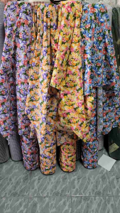 ผ้าเมตร ลายดอก กุหลาบ ทองกวา ชุดย้อนยุค ลอยกระทง สงกราน สีสด ดอกไม้ งานวัด ปีใหม่ หน้ากว้าง 110-115cm