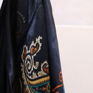 Pre Loved / Thrift / Second / Mantan Scarf Jilbab Hijab Kerudung segiempat motif bahan satin mix warna biru tua dongker mewah Lebaran Kondangan