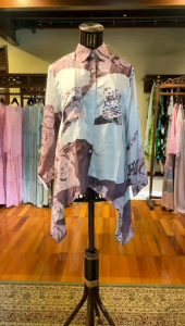 Tanira Tunik by Dian Pelangi LIMITED EDITION Baju Blouse Atasan Kemeja Blus Outfit OOTD Casual Formal Kerja Kantor Pesta Pernikahan Kondangan Lebaran Wanita Hijaber Cantik Anggun Modis Modern Simple Elegan Mewah Model Korea Terbaru Motif Batik Kekinian