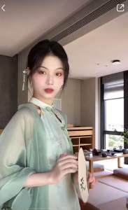 Sườn xám xanh kèm choàng hot mạng xã hội- tết sườn xám