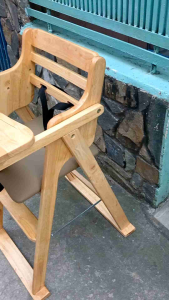 Ghế ăn bột cho em bé 48*50*82 cm gỗ cao su đẹp bền chịu nước không thấm bề mặt đã qua xử lý bền hơn gỗ thông và MDF. cps dây dai nịt giữ an toàn cho bé.