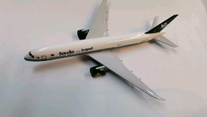 6 inches Saudia Airlines Boeing 787 Diecast Airplane Collectibles with Stand for Display