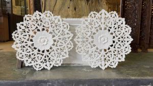 แผ่นไม้สัก สีขาว แกะสลักลายไทย 60x60 cm. หนา 2 cm. แผ่นไม้แต่งโรงแรม ผนังบ้าน สปา Bali Style Wooden Carved Flower Hanging Wall 60x60x2 cm.
