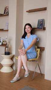 D24-014 เดรสคอวีสีฟ้า ผ้าเปเป้ ทรงแขนล้ำ เย็บตัดต่อผ้าชีฟองป้ายช่วงอก กระโปรงทรงสอบ ซิปหลัง ผ่าหลัง ซับในทั้งตัว