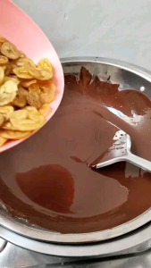 keripik pisang coklat lumer 40 gr kemasan plastik 9 x15