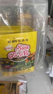 Phân bón lá siêu to nụ hoa 15-15-15 lên màu hoa dày cánh hoa lâu tàn gói 50g
