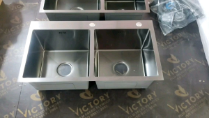 Chậu rửa chén bát inox 304 mạ nano đen ( Màu xám đen hay gọi là màu đen than) 2 hố cân 2 hố lệch 82 cm x 45 cm hoặc 78 cm x 43 cm.