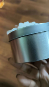 กล่องใส่ของอลูมิเนียมสีเงินแต่งโบว์และดอกไม้