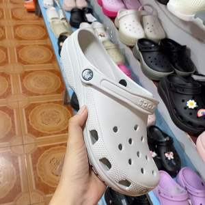 รองเท้าพลาสติกนิ่มเบาใส่สบายมีผู้หญิงและผู้ชายเริ่มขายดี