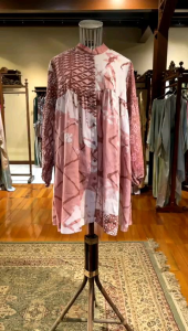 Delisha Tunik by Dian Pelangi LIMITED EDITION Blouse Baju Atasan Kemeja Blus Outfit Casual Formal Kerja Kantor Pesta Pernikahan Kondangan Lebaran Wanita Hijaber Cantik Anggun Modis Modern Elegan Mewah Model Korea Terbaru Motif Batik Abstrak Kekinian