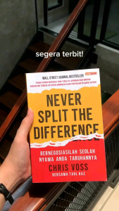 NEVER SPLIT THE DIFFERENCE Bernegosiasilah Seolah Nyawa Anda Taruhannya - Chris Voss bersama Tahl Raz