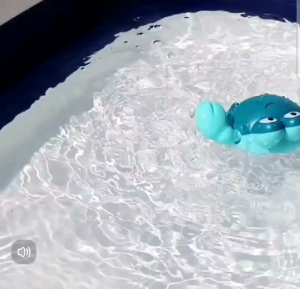 Mainan Mandi Anak Bayi Bentuk DOLPHIN Berenang Di Kolam Renang / Bak Mandi Mainan Air Lucu