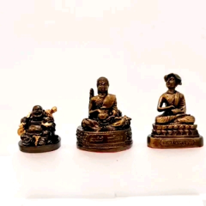 พระอรหันต์ แห่งโชคลาภ 3 องค์ พุทธคุณมหาโชคลาภ เงินทองไหลมาเทมา สิวลี 3 นิ้ว เนื้อมวลสารเเร่เหล็กน้ำพี้ จากบ่อเหล็กน้ำพี้