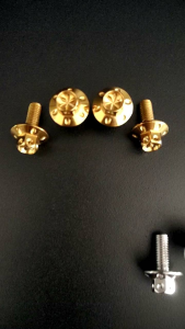 สำหรับคลิกที่นี้ คุณจะได้ น๊อตยึดบังโคลน ปีกใหญ่ Xmax หัวเจาะดอกไม้ มาจาก 1 ชุด 4 ตัว