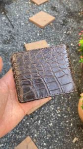 กระเป๋าสตางค์ US หนังท้องวางตำแหน่งตรงกลาง ลายใหญ่ชัด สีน้ำตาล เลี้ยงบ่อเดี่ยว เกรดพรีเมี่ยม