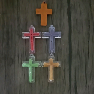 Liontin Plastik Salib Warna Warni Rohani Kristen Katolik Corpus