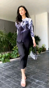 เสื้อแพตเทิร์น คอปีน แขนยาว  กระดุมปั๊มสีเดียวกับตัวชุด 👍🏻 ดีเทล เริ่ดเลอ Perfect ด้วยการพิมพ์ลาย