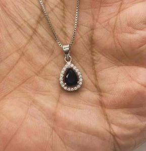 - จี้ เงินแท้ 92.5% งานส่งออก เม็ดยอดฝังนิลแท้ ทรงหยดน้ำ ขนาด 5x7 มิล ฝังล้อมด้วยเพชรสวิส cz เกรด 5A หนัก 1 กรัม เคลือบทองคำขาวแล้วครับ ใส่ไม่ดำ (เฉพาะจี้)