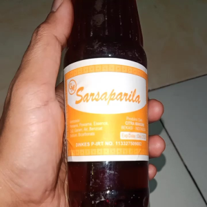 MINUMAN SEGAR SARSAPARILA\\n\\nMinuman segar sarsaparila adalah minuman herbal alami yang berasal dari tanaman sarsaparila. Minuman ini memiliki berbagai manfaat bagi kesehatan dan cocok dikonsumsi oleh segala usia. Dalam artikel ini, kita akan membahas tentang asal-usul, komposisi bahan-bahan alami, manfaat, dan cara mengonsumsi minuman segar sarsaparila.\\n\\n Apa itu Minuman Segar Sarsaparila\\n\\nMinuman segar sarsaparila adalah minuman yang terbuat dari ekstrak tanaman sarsaparila. Tanaman ini memiliki nama ilmiah *Smilax ornata* dan biasanya ditemukan di daerah tropis Amerika Selatan.\\n\\n Asal-usul Minuman Segar Sarsaparila\\n\\nMinuman segar sarsaparila telah digunakan sejak zaman dahulu oleh masyarakat lokal di Amerika Selatan sebagai minuman herbal alami. Tanaman sarsaparila sendiri memiliki sejarah panjang dalam pengobatan tradisional dan diklaim memiliki berbagai manfaat kesehatan.\\n\\n Komposisi Bahan-bahan Alami dalam Minuman Segar Sarsaparila\\n\\nMinuman segar sarsaparila terbuat dari ekstrak tanaman sarsaparila yang kaya akan nutrisi dan antioksidan. Beberapa komponen utama dalam minuman ini antara lain:\\n\\n- Polifenol\\n- Flavonoid\\n- Tanin\\n\\n Manfaat Minuman Segar Sarsaparila bagi Kesehatan\\n\\nMinuman segar sarsaparila memiliki berbagai manfaat bagi kesehatan. Berikut ini adalah beberapa manfaat yang dapat didapatkan dari minuman ini:\\n\\n Meningkatkan Daya Tahan Tubuh\\n\\nMinuman segar sarsaparila kaya akan antioksidan yang dapat membantu meningkatkan daya tahan tubuh dan melawan radikal bebas. Hal ini dapat membantu tubuh melawan infeksi dan penyakit.\\n\\n Menjaga Kesehatan Jantung\\n\\nMinuman segar sarsaparila juga memiliki manfaat bagi kesehatan jantung. Ekstrak tanaman sarsaparila dapat membantu menurunkan tekanan darah dan kadar kolesterol dalam tubuh, yang dapat membantu menjaga kesehatan jantung.\\n\\n Mendukung Program Diet\\n\\nMinuman segar sarsaparila juga cocok dikonsumsi oleh mereka yang sedang menjalani program diet. Minuman ini dapat membantu mengurangi nafsu makan dan meningkatkan metabolisme tubuh, sehingga dapat membantu menurunkan berat badan.\\n\\n Cara Mengonsumsi Minuman Segar Sarsaparila\\n\\nBerikut ini adalah beberapa rekomendasi dosis dan frekuensi konsumsi minuman segar sarsaparila:\\n\\n- Konsumsi 1-2 gelas per hari.\\n- Jangan melebihi dosis yang disarankan.\\n- Minum sebelum atau sesudah makan.\\n\\n Membuat Minuman Segar Sarsaparila Sendiri di Rumah\\n\\nMinuman segar sarsaparila juga dapat dibuat sendiri di rumah dengan mudah. Berikut ini adalah langkah-langkah membuat minuman segar sarsaparila:\\n\\n1. Rebus air hingga mendidih.\\n2. Masukkan ekstrak tanaman sarsaparila ke dalam air mendidih.\\n3. Tunggu selama 5-10 menit.\\n4. Angkat dan saring.\\n5. Tambahkan gula atau madu sesuai selera.\\n\\n Kesimpulan\\n\\nMinuman segar sarsaparila adalah minuman herbal alami yang memiliki berbagai manfaat bagi kesehatan. Minuman ini cocok dikonsumsi oleh segala usia dan dapat membantu meningkatkan daya tahan tubuh, menjaga kesehatan jantung, dan mendukung program diet. Jangan lupa untuk mengonsumsi minuman segar sarsaparila dengan dosis dan frekuensi yang disarankan.\n}