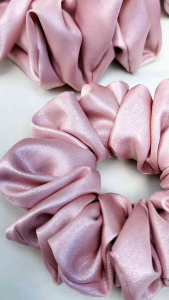 pa neat satin scrunchies ยางรัดผมผ้าซาติน Dusty rose