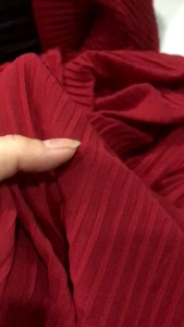 vải voan chifon dập ly tăm màu đỏ đô mềm rũ _( khổ 1m5) may đầm váy dạ hội phối kiểu vv