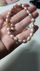 สร้อยข้อมือไข่มุกแท้ ทรงไข่ ขนาดมุก4-5mm ร้อยสลับลูกปัดใส น่ารักๆ ไข่มุกแท้ ยาว17cm พร้อมส่งค่ะ