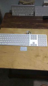 คีย์บอร์ด Apple  (Model:A1243)แท้ จากศูนย์ มือสอง สภาพดีมาก ใช้งานได้ปกติ แป้นพิมพ์ภาษาไทยและภาษาอังกฤษ