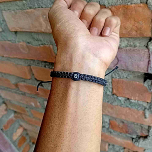 gelang couple inisial huruf / gelang inisial huruf tali anyam / gelang couple inisial huruf