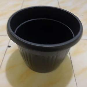 Pot grace 35 kuping warna hitam cocok untuk tanaman hias harga murah / pot grace kuping ukuran 35 cm warna hitam bahan tebal dan murah