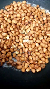 ถั่วลิสงคั่วไม่โรยเกลือ เหมาะสำหรับผู้ที่ต้องการลดปริมาณเกลือในร่างกาย คั่วด้วยเตาถ่าน คั่วใหม่ๆออเดอร์ต่อออเดอรแล้วส่งให้ลูกค้าในวันเดียวกัน น้ำหนัก 1 กิโลกรัม