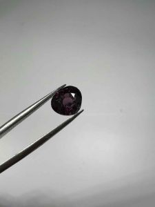 1375-ĐÁ SPINEL TÍM SẪM ( THIÊN NHIÊN ) CÓ RẠN ÂM.