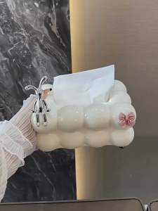 棉花糖纸巾盒 (1个) Marshmallow Tissue Box#奶乎乎的配色😍,无论放在哪里,都是居家的一道风景线✨。不仅外观好看。内里更是有弹簧设计#即使抽到最后几张也不会卡纸。#美观又实用。