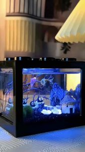 积木小鱼缸 Small Building Block Fish Tank可以像积木一样叠在一起的鱼缸有看过吗⁉😍 叠在一起不止省空间，还美观又特别。这样的小鱼缸最适合养斗鱼，小小的空间容易清理，叠起来还可以多样几条不同颜色的斗鱼。