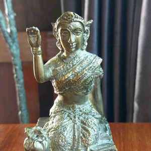 แม่นางกวัก หลวงปู่คีย์ กิตติญาโณ วัดศรีลำยอง พระเกจิเมืองสุรินทร์ รุ่น เศรษฐี 1000 ล้าน พุทธาภิเษกเมื่อปี 2551 เลขโค๊ต 226 เนื้อทองเหลือง สูง 5.5 นิ้ว ฐาน 3.5×3.5 นิ้ว ประวัติ หลวงปู่คีย์ กิตติญาโณ มีนามเดิมว่า คีย์ จงพูนศรี เกิดเมื่อวันที่ 24 มิ.ย. 24