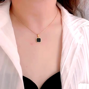 Kalung Titanium Kotak Hitam Korea Style: Aksesoris Gaya Pria