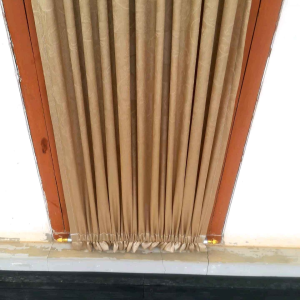gorden minimalis jendela kecil kain tebal