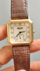 นาฬิกาญี่ปุ่นมือสอง Brutus 2เข็มครึ่ง ทรงtank ระบบควอตซ์  ตัวเรือนมีรอยจากการใช้งานตามรูป ยังสวยคลาสสิค สายหนังตะกวดแท้