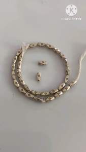 ลูกปัดเงินแท้ เม็ดเงินแท้ ทรงยาวตัดเหลี่ยมพิมพ์ลายตรงกลาง ขนาด 7*2.9 มิล รูประมาณ 1 มิล เริ่มต้น 2 เม็ดราคา 120 บาท