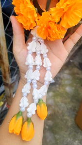 ยางรัด ดอกดาวเรือง ยางรัดติดดอกดาวเรืองชายอุบะ ชายอุบะ (เซ็ตยางรัดดอกดาวเรือง+ปิ่น) มีหลายแบบหลายเซ็ตให้เลือก พร้อมส่ง