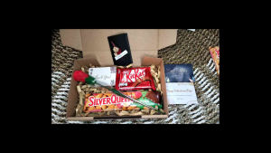 Kado box Cokelat dan bunga Hampers cokelat cewek Ulang tahun Pacar