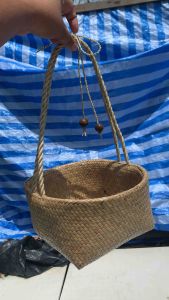 กระเป๋าสานกระจูด ทรงตะกร้า กระเช้าก้นสี่เหลี่ยม ผูกโบว์ห้อยกระดุม ขนาด 7*7*5