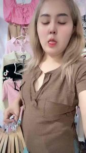 เสื้อยืดผ้า Slim Fit คอวีแต่งกระเป๋าสุดเก่า ป้าย Angel Style #พร้อมส่ง