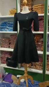 ชุดเดรสทำงานสีดำ ผ้าฝ้ายอัดกาวอย่างดี มีโบว์ตรงเอว ไม่รวมเข็มกลัดหน้าอก จำนวนจำกัด