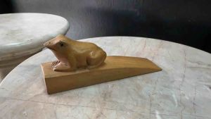 ที่กั้นประตู ไม้แกะสลัก รูปกบ ขนาด 4x16.5x6cm ไม้กั้นประตู ที่หยุดประตู กันกระแทก กันประตูปิดเปิด ไม้เนื้อแข็ง ทำมือ Carved Frog Wood Door Stopper