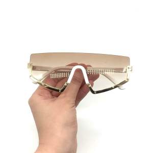 กรอบทรงเก๋ สีน้ำตาลเฟด แว่นกันแดด UV400