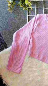 Evelyn Crop Lengan Panjang All Size 1-3 Tahun / Atasan Anak Perempuan\\n\\n Apa Itu Evelyn Crop Lengan Panjang?\\nEvelyn Crop Lengan Panjang adalah pakaian atasan anak perempuan yang dirancang khusus untuk anak usia 1-3 tahun. Produk ini memiliki spesifikasi dan kelebihan yang membuatnya menjadi pilihan yang tepat bagi orangtua yang mencari pakaian anak nyaman dan stylish.\\n\\n Spesifikasi Evelyn Crop Lengan Panjang\\nEvelyn Crop Lengan Panjang dirancang dengan lengan panjang yang menutupi tangan anak, membuatnya ideal untuk cuaca dingin atau musim gugur. Produk ini tersedia dalam berbagai warna cerah dan pola yang menarik, sehingga anak perempuan dapat merasa percaya diri dan gaya. Selain itu, Evelyn Crop Lengan Panjang juga memiliki bahan yang lembut dan nyaman, sehingga anak dapat merasa nyaman saat mengenakannya.\\n\\n Kelebihan Evelyn Crop Lengan Panjang\\nEvelyn Crop Lengan Panjang memiliki beberapa kelebihan yang membuatnya menjadi pilihan yang tepat bagi orangtua yang mencari pakaian anak nyaman dan stylish. Kelebihan tersebut antara lain:\\n\\n- **Lengan Panjang:** Evelyn Crop Lengan Panjang memiliki lengan panjang yang menutupi tangan anak, sehingga anak dapat merasa hangat dan nyaman saat mengenakannya.\\n- **Bahan Lembut:** Evelyn Crop Lengan Panjang terbuat dari bahan yang lembut dan nyaman, sehingga anak dapat merasa nyaman saat mengenakannya.\\n- **Warna Cerah dan Pola Menarik:** Evelyn Crop Lengan Panjang tersedia dalam berbagai warna cerah dan pola yang menarik, sehingga anak perempuan dapat merasa percaya diri dan gaya saat mengenakannya.\\n\\n Mengapa Evelyn Crop Lengan Panjang Cocok untuk Anak Usia 1-3 Tahun?\\nEvelyn Crop Lengan Panjang cocok untuk anak usia 1-3 tahun karena memiliki beberapa kelebihan yang membuatnya menjadi pilihan yang tepat bagi orangtua yang mencari pakaian anak nyaman dan stylish.\\n\\n Kelebihan Pakaian Anak Nyaman\\nPakaian anak nyaman sangat penting bagi perkembangan fisik dan mental anak. Evelyn Crop Lengan Panjang memiliki bahan yang lembut dan nyaman, sehingga anak dapat merasa nyaman saat mengenakannya. Selain itu, Evelyn Crop Lengan Panjang juga memiliki lengan panjang yang menutupi tangan anak, sehingga anak dapat merasa hangat dan nyaman saat mengenakannya.\\n\\n Desain Stylish untuk Anak Perempuan\\nDesain stylish juga penting bagi anak perempuan yang ingin merasa percaya diri dan gaya. Evelyn Crop Lengan Panjang tersedia dalam berbagai warna cerah dan pola yang menarik, sehingga anak perempuan dapat merasa percaya diri dan gaya saat mengenakannya.\\n\\n Cara Memilih Evelyn Crop Lengan Panjang yang Tepat\\nMemilih Evelyn Crop Lengan Panjang yang tepat sangat penting agar anak dapat merasa nyaman dan gaya saat mengenakannya. Berikut adalah beberapa tips yang dapat membantu orangtua dalam memilih Evelyn Crop Lengan Panjang yang tepat:\\n\\n Tips Memilih Ukuran yang Tepat\\nUkuran Evelyn Crop Lengan Panjang sangat penting agar anak dapat merasa nyaman saat mengenakannya. Orangtua harus memperhatikan ukuran Evelyn Crop Lengan Panjang yang tepat untuk anak mereka. Berikut adalah beberapa tips yang dapat membantu orangtua dalam memilih ukuran Evelyn Crop Lengan Panjang yang tepat:\\n\\n- **Perhatikan Ukuran:** Orangtua harus memperhatikan ukuran Evelyn Crop Lengan Panjang yang tepat untuk anak mereka. Ukuran Evelyn Crop Lengan Panjang dapat dilihat pada label atau deskripsi produk.\\n- **Periksa Ukuran Anak:** Orangtua harus memeriksa ukuran anak mereka sebelum membeli Evelyn Crop Lengan Panjang. Ukuran anak dapat dilihat pada tabel ukuran yang biasanya disertakan pada deskripsi produk.\\n\\n Cara Menyesuaikan Evelyn Crop Lengan Panjang dengan Pakaian Anak\\nMenyesuaikan Evelyn Crop Lengan Panjang dengan pakaian anak lainnya juga penting agar anak dapat merasa nyaman dan gaya saat mengenakannya. Berikut adalah beberapa tips yang dapat membantu orangtua dalam menyesuaikan Evelyn Crop Lengan Panjang dengan pakaian anak lainnya:\\n\\n- **Pilih Warna yang Cocok:** Orangtua dapat memilih warna Evelyn Crop Lengan Panjang yang cocok dengan pakaian anak lainnya. Warna Evelyn Crop Lengan Panjang dapat dilihat pada deskripsi produk.\\n- **Pilih Pola yang Cocok:** Orangtua dapat memilih pola Evelyn Crop Lengan Panjang yang cocok dengan pakaian anak lainnya. Pola Evelyn Crop Lengan Panjang dapat dilihat pada deskripsi produk.\\n\\n Bagaimana Menjaga Kualitas Evelyn Crop Lengan Panjang?\\nMenjaga kualitas Evelyn Crop Lengan Panjang sangat penting agar anak dapat merasa nyaman dan gaya saat mengenakannya. Berikut adalah beberapa tips yang dapat membantu orangtua dalam menjaga kualitas Evelyn Crop Lengan Panjang:\\n\\n Cara Merawat Evelyn Crop Lengan Panjang\\nMerawat Evelyn Crop Lengan Panjang dengan benar sangat penting agar kualitasnya tetap terjaga. Berikut adalah beberapa tips yang dapat membantu orangtua dalam merawat Evelyn Crop Lengan Panjang:\\n\\n- **Cuci dengan Lembut:** Orangtua harus mencuci Evelyn Crop Lengan Panjang dengan lembut menggunakan deterjen yang sesuai. Jangan gunakan deterjen yang keras atau pemutih.\\n- **Jemur di Tempat Tenang:** Orangtua harus menjemur Evelyn Crop Lengan Panjang di tempat yang tenang dan tidak langsung terkena sinar matahari. Jangan menjemur Evelyn Crop Lengan Panjang di tempat yang panas atau berdebu.\\n\\n Tips Membeli Evelyn Crop Lengan Panjang yang Berkualitas\\nMembeli Evelyn Crop Lengan Panjang yang berkualitas sangat penting agar anak dapat merasa nyaman dan gaya saat mengenakannya. Berikut adalah beberapa tips yang dapat membantu orangtua dalam membeli Evelyn Crop Lengan Panjang yang berkualitas:\\n\\n- **Periksa Bahan:** Orangtua harus memeriksa bahan Evelyn Crop Lengan Panjang sebelum membelinya. Bahan Evelyn Crop Lengan Panjang harus lembut dan nyaman untuk kulit anak.\\n- **Periksa Label:** Orangtua harus memeriksa label Evelyn Crop Lengan Panjang sebelum membelinya. Label Evelyn Crop Lengan Panjang harus jelas dan mudah dibaca.\\n\\n Kesimpulan\\nEvelyn Crop Lengan Panjang adalah pakaian atasan anak perempuan yang dirancang khusus untuk anak usia 1-3 tahun. Produk ini memiliki spesifikasi dan kelebihan yang membuatnya menjadi pilihan yang tepat bagi orangtua yang mencari pakaian anak nyaman dan stylish. Selain itu, Evelyn Crop Lengan Panjang juga memiliki lengan panjang yang menutupi tangan anak, sehingga anak dapat merasa hangat dan nyaman saat mengenakannya. Untuk memilih Evelyn Crop Lengan Panjang yang tepat, orangtua harus memperhatikan ukuran dan warna yang cocok dengan pakaian anak lainnya. Untuk menjaga kualitas Evelyn Crop Lengan Panjang, orangtua harus merawatnya dengan benar dan membeli Evelyn Crop Lengan Panjang yang berkualitas.\\n\\n Keuntungan Menggunakan Evelyn Crop Lengan Panjang untuk Anak Perempuan\\nEvelyn Crop Lengan Panjang memiliki beberapa keuntungan yang membuatnya menjadi pilihan yang tepat bagi orangtua yang mencari pakaian anak nyaman dan stylish. Keuntungan tersebut antara lain:\\n\\n- **Hangat dan Nyaman:** Evelyn Crop Lengan Panjang memiliki lengan panjang yang menutupi tangan anak, sehingga anak dapat merasa hangat dan nyaman saat mengenakannya.\\n- **Bahan Lembut:** Evelyn Crop Lengan Panjang terbuat dari bahan yang lembut dan nyaman, sehingga anak dapat merasa nyaman saat mengenakannya.\\n- **Warna Cerah dan Pola Menarik:** Evelyn Crop Lengan Panjang tersedia dalam berbagai warna cerah dan pola yang menarik, sehingga anak perempuan dapat merasa percaya diri dan gaya saat mengenakannya.\\n\\n Rekomendasi untuk Orangtua dalam Memilih Pakaian Anak Nyaman\\nOrang